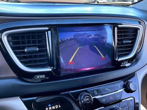 Used 2017 Chrysler Pacifica Touring-L w/ Tire & Wheel Group image 13