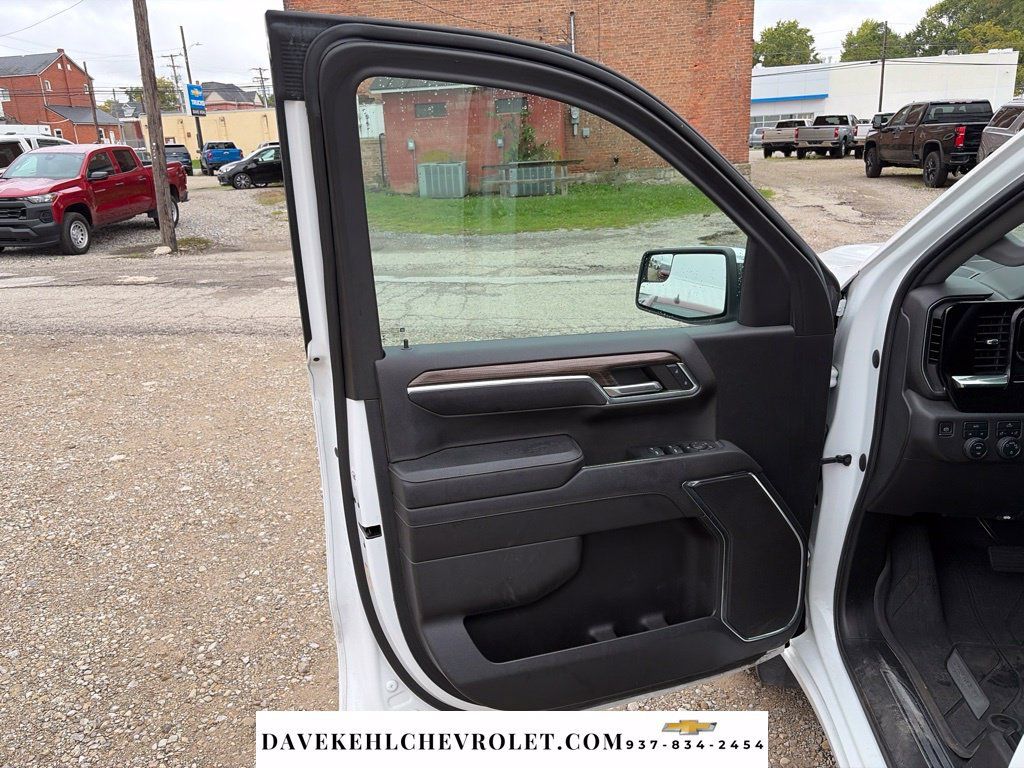 Used 2023 Chevrolet Silverado 1500 LT w/ Leather Package AWD/4WD image 9