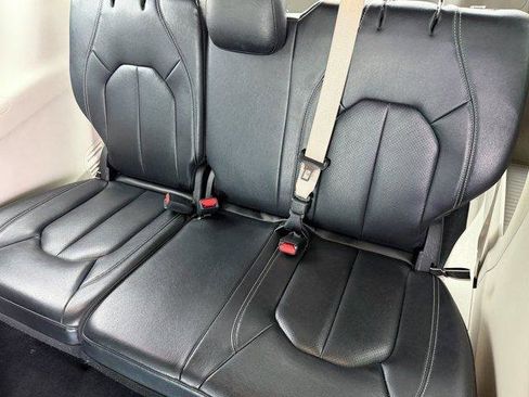Used 2022 Chrysler Pacifica Touring-L image 16