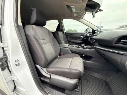 Used 2024 Nissan Rogue SV image 10