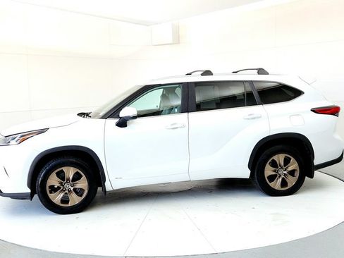 Used 2023 Toyota Highlander Bronze Edition AWD/4WD image 3
