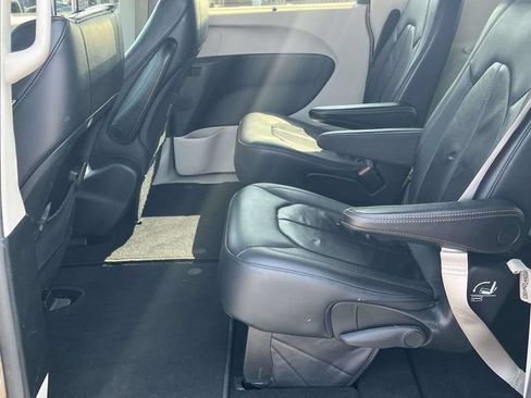 Used 2018 Chrysler Pacifica Touring-L FWD image 15