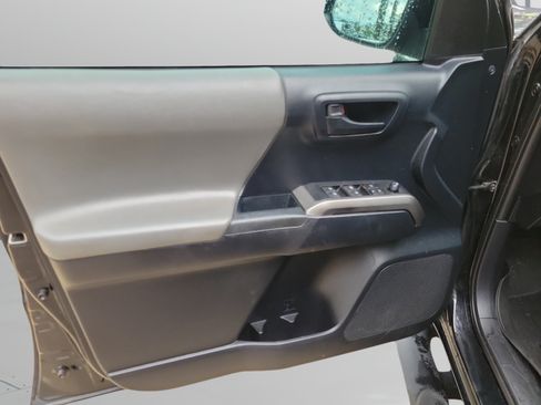 Used 2019 Toyota Tacoma SR5 AWD/4WD image 8