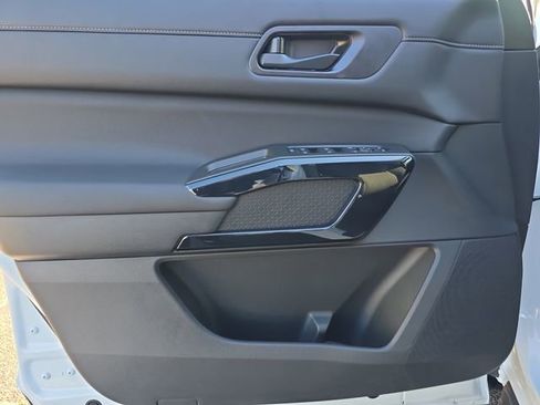 New 2025 Nissan Pathfinder SV w/ Black Appearance Package image 15