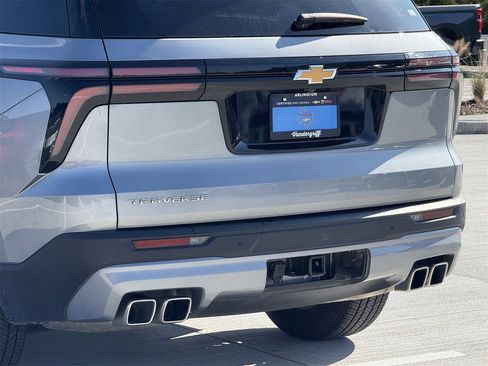 Used 2025 Chevrolet Traverse LT image 6