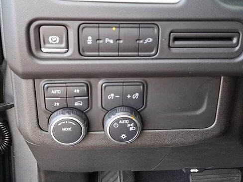 Used 2021 Chevrolet Suburban LT image 34