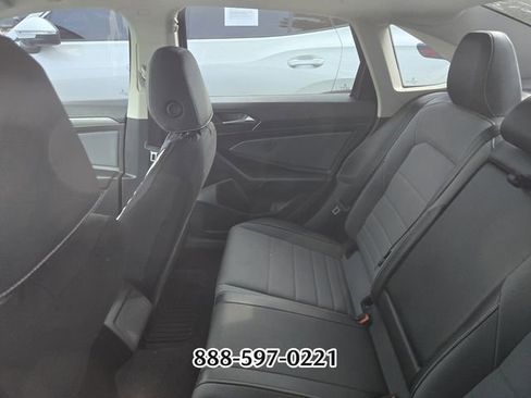 Used 2025 Volkswagen Jetta SE FWD image 3