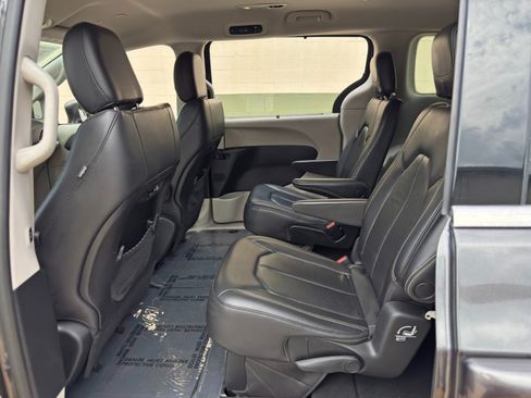 Used 2022 Chrysler Pacifica Touring-L FWD image 39
