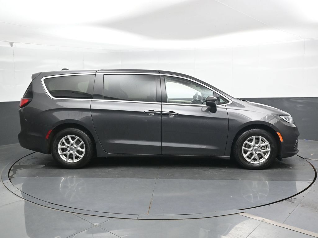 Used 2023 Chrysler Pacifica Touring-L FWD image 3