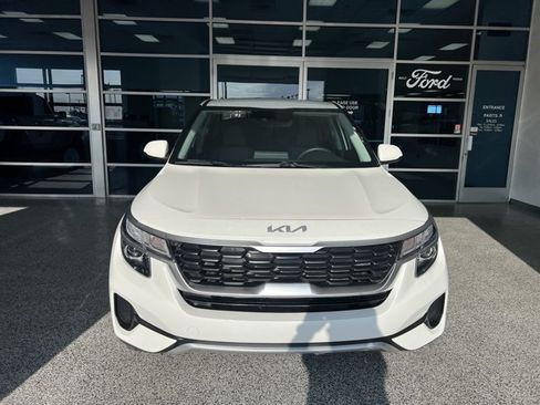 Used 2023 Kia Seltos LX AWD/4WD image 2