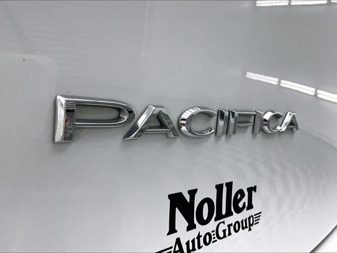 Used 2024 Chrysler Pacifica Touring-L FWD image 8