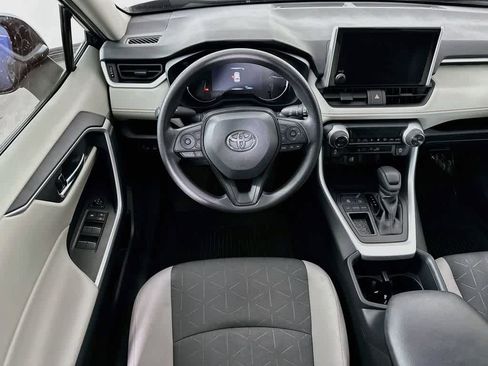 Used 2025 Toyota RAV4 XLE FWD image 10