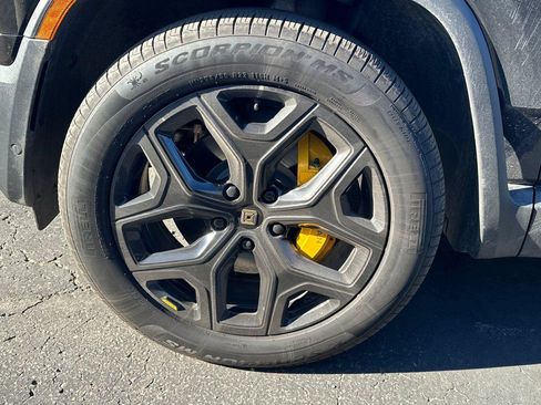 Used 2025 Rivian R1T Premium image 6