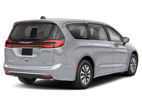 Used 2024 Chrysler Pacifica Limited FWD image 2