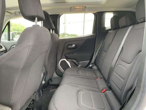 Used 2018 Jeep Renegade Latitude w/ Cold Weather Group AWD/4WD image 3