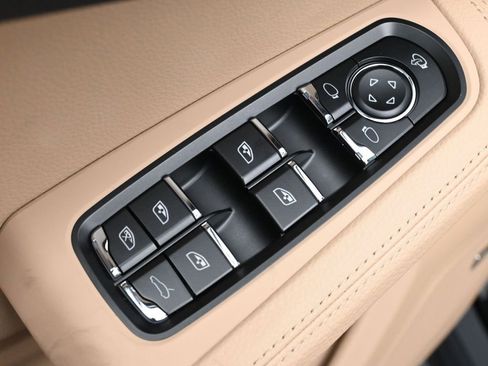 Used 2026 Porsche Macan AWD/4WD image 19