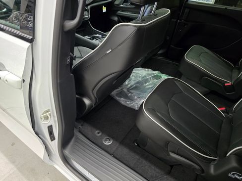 New 2026 Chrysler Pacifica Limited w/ S Appearance Package AWD/4WD image 29
