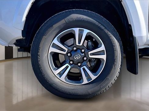 Used 2017 Toyota Tacoma TRD Sport image 26