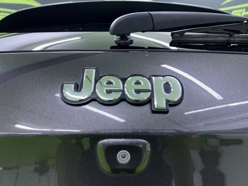 Used 2018 Jeep Cherokee Latitude Plus w/ Cold Weather Group FWD image 12