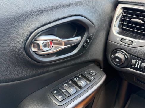 Used 2019 Jeep Cherokee Limited AWD/4WD image 18