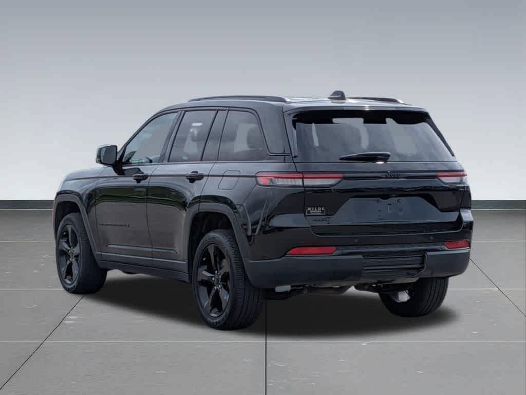 Used 2023 Jeep Grand Cherokee Altitude AWD/4WD image 4