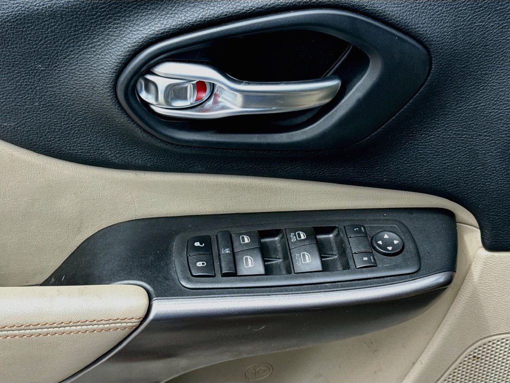 Used 2020 Jeep Cherokee Latitude FWD image 19