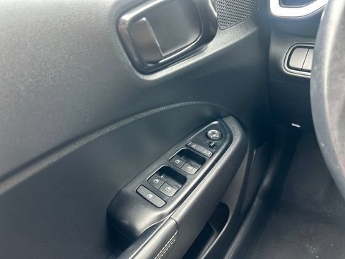 Used 2022 Hyundai Venue Limited FWD image 13