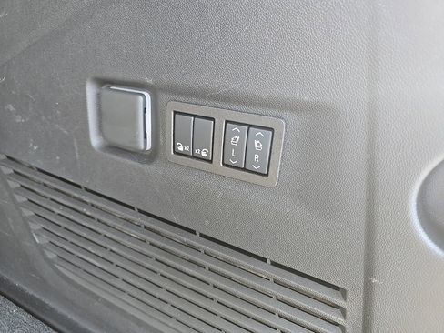 Used 2025 GMC Yukon XL AT4 w/ AT4 Premium Package image 7