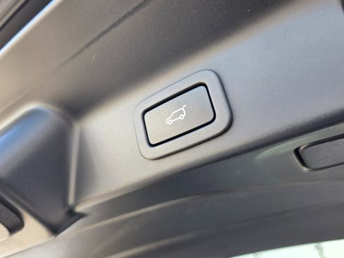 Used 2017 Jaguar F-PACE Prestige image 14