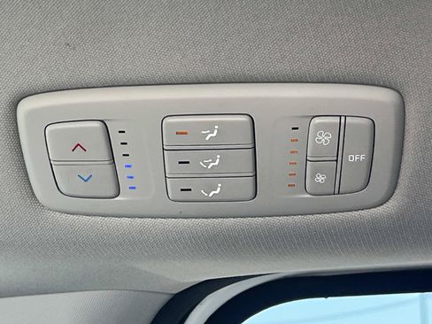 Used 2023 Kia Carnival LX FWD image 18