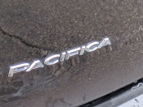 Used 2018 Chrysler Pacifica Touring-L Plus w/ Tire & Wheel Group FWD image 9