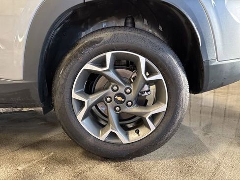 Used 2025 Chevrolet Trax LT image 11
