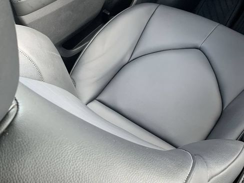 Used 2025 Toyota Highlander XLE FWD image 18