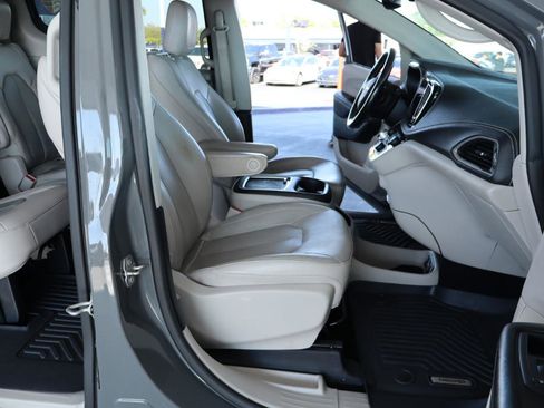 Used 2021 Chrysler Pacifica Touring-L image 31