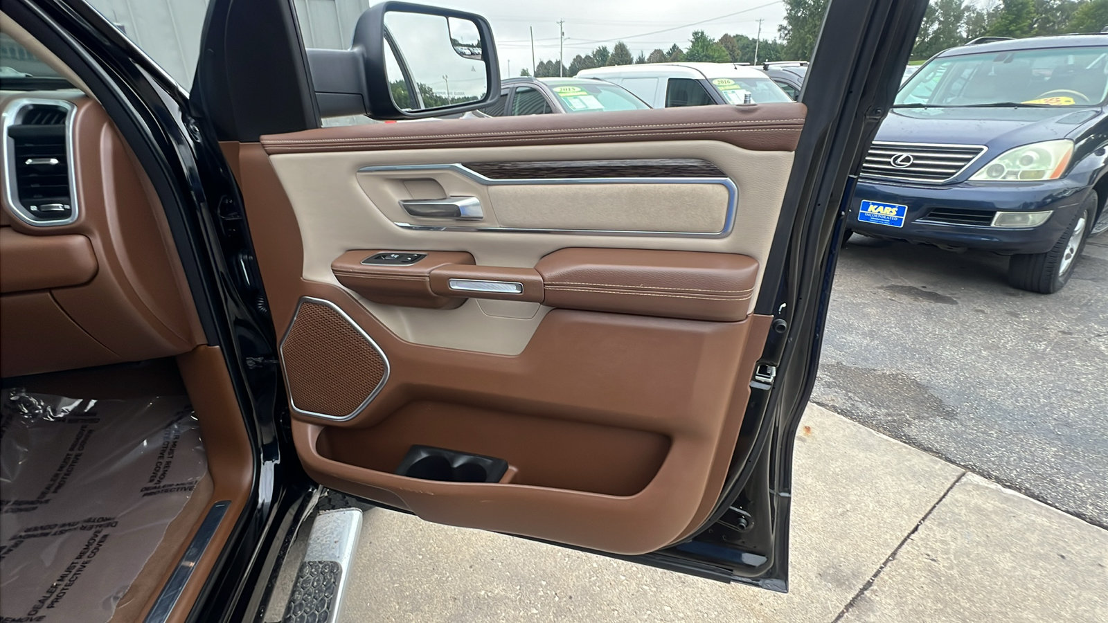 Used 2019 RAM 1500 Laramie AWD/4WD image 19