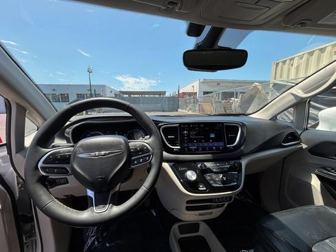 Used 2022 Chrysler Pacifica Touring-L FWD image 36