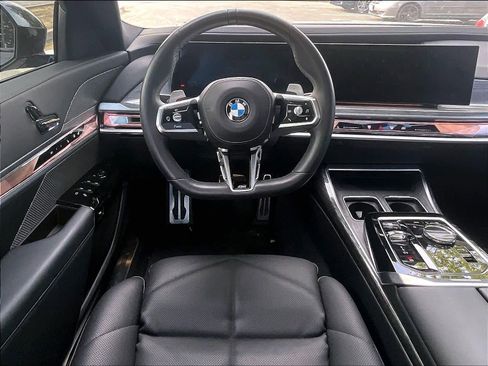 Used 2023 BMW 740i image 8