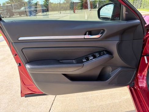 Used 2023 Nissan Altima 2.5 SL FWD image 12