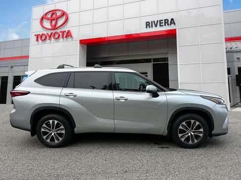 Used 2021 Toyota Highlander XLE AWD/4WD image 7