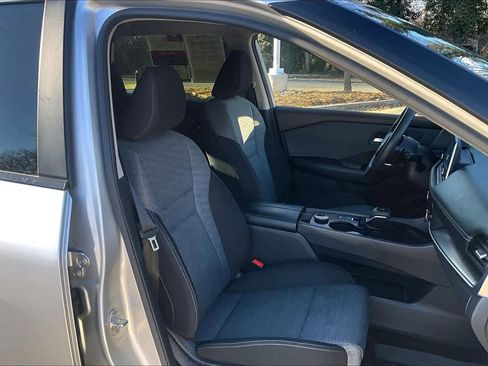 Used 2023 Nissan Rogue SV image 8