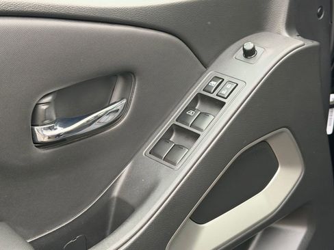 Used 2024 Nissan Frontier SV image 24