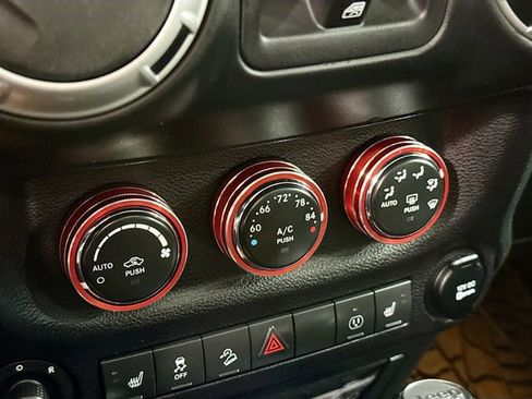 Used 2017 Jeep Wrangler Unlimited Rubicon w/ Connectivity Group image 15