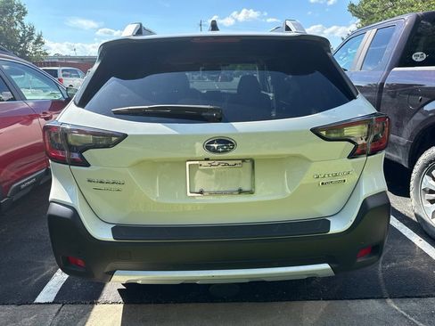 Used 2025 Subaru Outback Touring AWD/4WD image 3