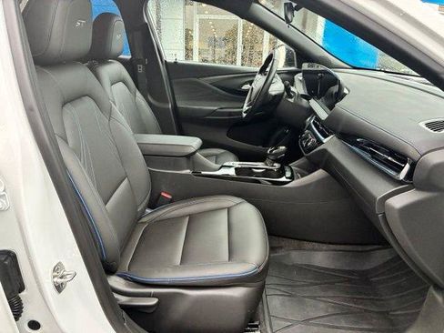 Used 2025 Buick Envista Sport Touring w/ Convenience I Package FWD image 9