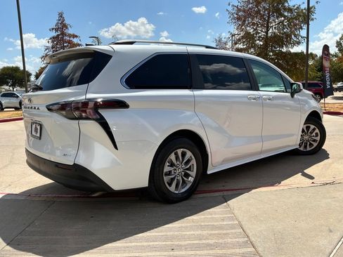 Used 2026 Toyota Sienna XLE FWD image 6