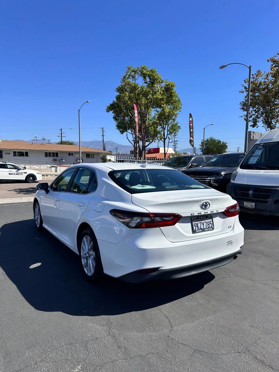 Used 2022 Toyota Camry LE FWD image 4