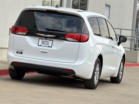 New 2026 Chrysler Voyager LX image 5
