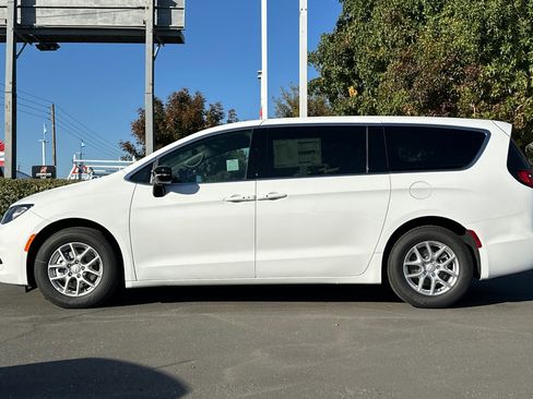 New 2026 Chrysler Voyager LX image 7