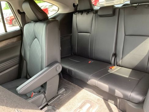 Used 2025 Toyota Highlander Platinum AWD/4WD image 18