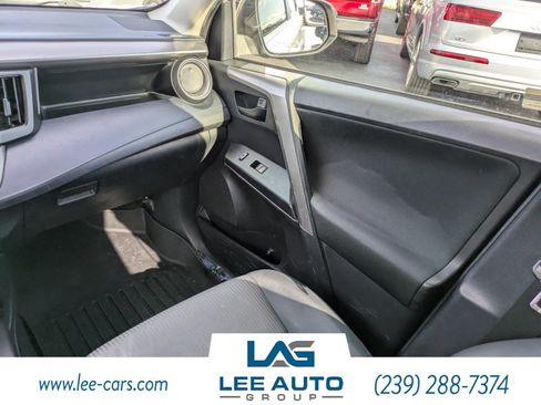 Used 2018 Toyota RAV4 LE FWD image 15